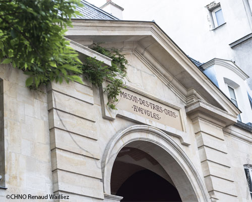 Le porche d’entrée de l’hôpital